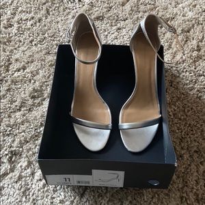 Banana Republic Bare Kitten heels
